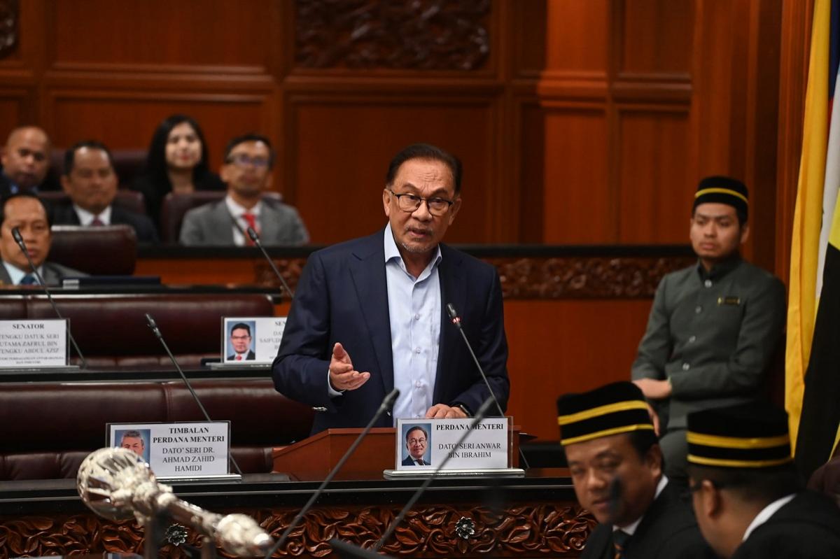 Datuk Seri Anwar Ibrahim said his unity government has been helping and paying attention to all states, regardless of their allegiances. (Picture via Facebook/ Anwar Ibrahim)